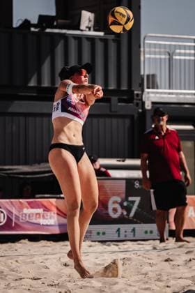 Beachvolleyball Frauen Allianz German Beach Tour 2025 Tourstop Bremen 13.06.2025 Lisa-Sophie Kotzan spielt den Ball Bremen Waterfront Bremen Deutschland