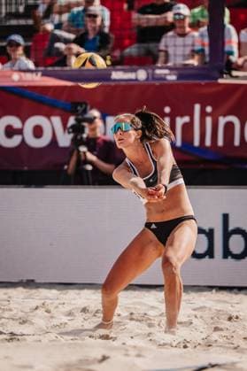Beachvolleyball Frauen Allianz German Beach Tour 2025 Tourstop Bremen 13.06.2025 Sophia Neuss spielt den Ball Bremen Waterfront Bremen Deutschland