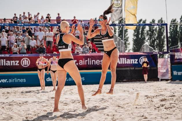 Beachvolleyball Frauen Allianz German Beach Tour 2025 Tourstop Bremen 13.06.2025 v.l. Mareet Maidhof und Sophia Neuss jubeln nach dem Sieg Bremen Waterfront Bremen Deutschland