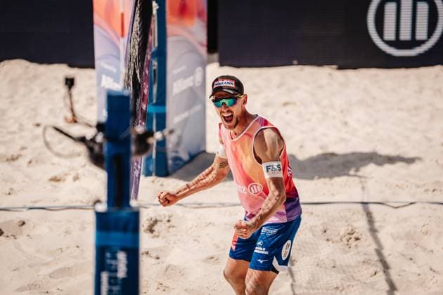 Beachvolleyball Männer Allianz German Beach Tour 2025 Tourstop Bremen 13.06.2025 Bennet Poniewaz jubelt Bremen Waterfront Bremen Deutschland