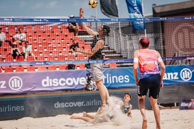 Beachvolleyball Männer Allianz German Beach Tour 2025 Tourstop Bremen 13.06.2025 Jannik Kühlborn beim Angriff Bremen Waterfront Bremen Deutschland