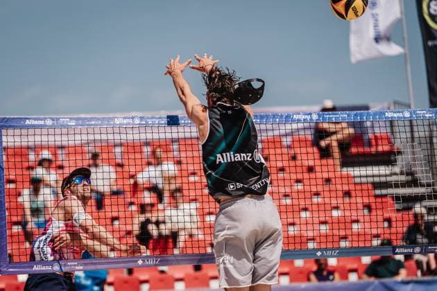 Beachvolleyball Männer Allianz German Beach Tour 2025 Tourstop Bremen 13.06.2025 v.l. Manuel Harms haut beim Angriff Jannik Kühlborn die Mütze vom Kopf Bremen Waterfront Bremen Deutschland