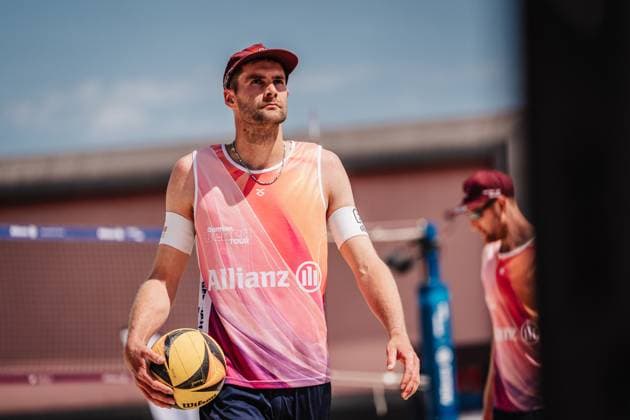 Beachvolleyball Männer Allianz German Beach Tour 2025 Tourstop Bremen 13.06.2025 Manuel Harms mit dem Ball Bremen Waterfront Bremen Deutschland