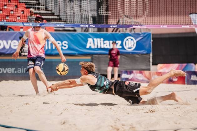 Beachvolleyball Männer Allianz German Beach Tour 2025 Tourstop Bremen 13.06.2025 Luis Kubo springt zum Ball Bremen Waterfront Bremen Deutschland