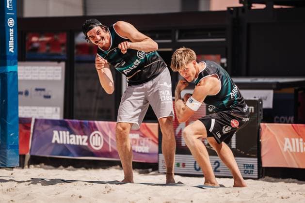 Beachvolleyball Männer Allianz German Beach Tour 2025 Tourstop Bremen 13.06.2025 v.l. Jannik Kühlborn und Luis Kubo jubeln nach dem Spiel über den Sieg Bremen Waterfront Bremen Deutschland