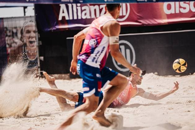 Beachvolleyball Männer Allianz German Beach Tour 2025 Tourstop Bremen 13.06.2025 Bennet Poniewaz springt zum Ball Bremen Waterfront Bremen Deutschland