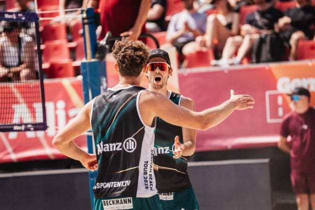 Beachvolleyball Männer Allianz German Beach Tour 2025 Tourstop Bremen 13.06.2025 v.l. Hennes Nissen und Niklas Held jubeln Bremen Waterfront Bremen Deutschland