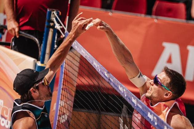 Beachvolleyball Männer Allianz German Beach Tour 2025 Tourstop Bremen 13.06.2025 v.l. Niklas Held und David Poniewaz berühren sich mit den Händen Bremen Waterfront Bremen Deutschland