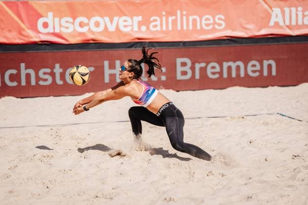 Beachvolleyball Frauen Allianz German Beach Tour 2025 Tourstop Bremen 13.06.2025 Sophia Neuss spielt den Ball Bremen Waterfront Bremen Deutschland