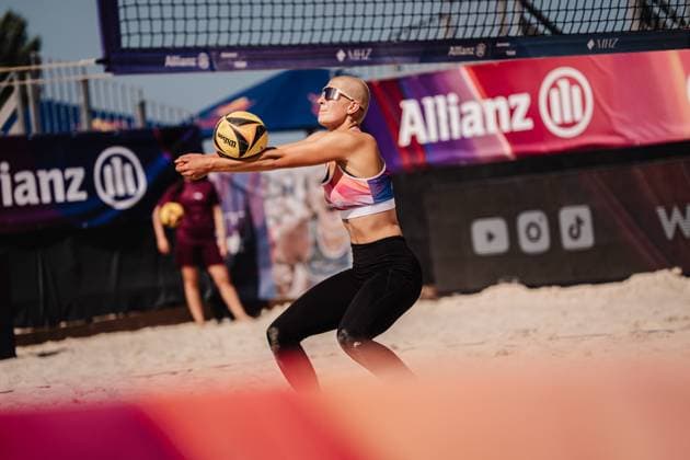 Beachvolleyball Frauen Allianz German Beach Tour 2025 Tourstop Bremen 13.06.2025 Mareet Maidhof spielt den Ball Bremen Waterfront Bremen Deutschland