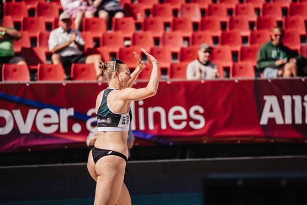 Beachvolleyball Frauen Allianz German Beach Tour 2025 Tourstop Bremen 13.06.2025 Tabea Schwarz läuft in die Arena ein Bremen Waterfront Bremen Deutschland