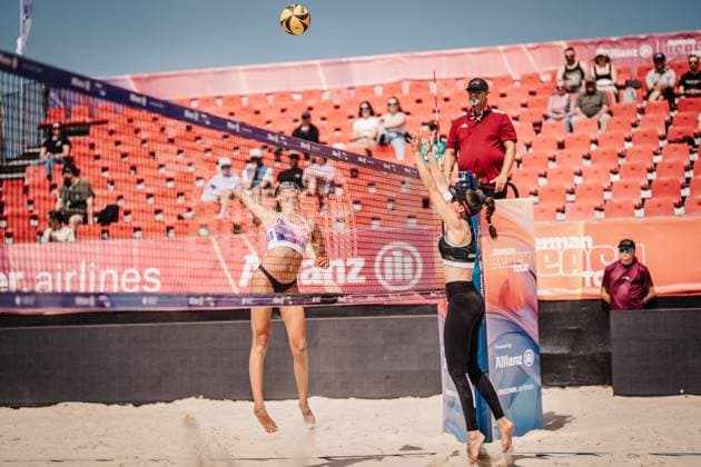 Beachvolleyball Frauen Allianz German Beach Tour 2025 Tourstop Bremen 13.06.2025 v.l. Rika Dieckmann beim Angriff gegen Lisa-Sophie Kotzan Bremen Waterfront Bremen Deutschland