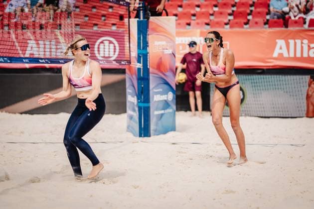 Beachvolleyball Frauen Allianz German Beach Tour 2025 Tourstop Bremen 13.06.2025 v.l. Nina Interwies und Rika Dieckmann freuen sich jubeln Bremen Waterfront Bremen Deutschland