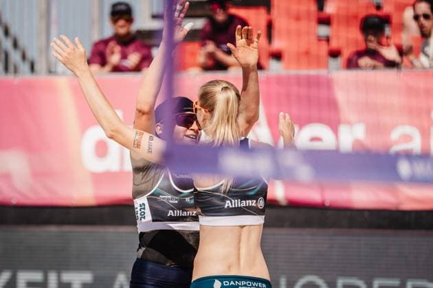 Beachvolleyball Frauen Allianz German Beach Tour 2025 Tourstop Bremen 13.06.2025 v.l. Melanie Gernert und Nele Barber freuen sich Bremen Waterfront Bremen Deutschland