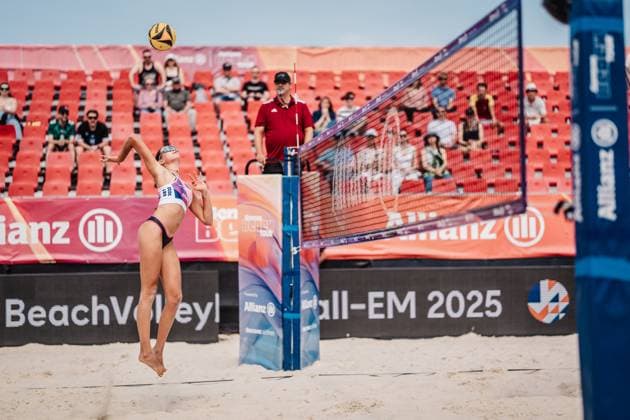 Beachvolleyball Frauen Allianz German Beach Tour 2025 Tourstop Bremen 13.06.2025 Rika Dieckmann beim Angriff Bremen Waterfront Bremen Deutschland