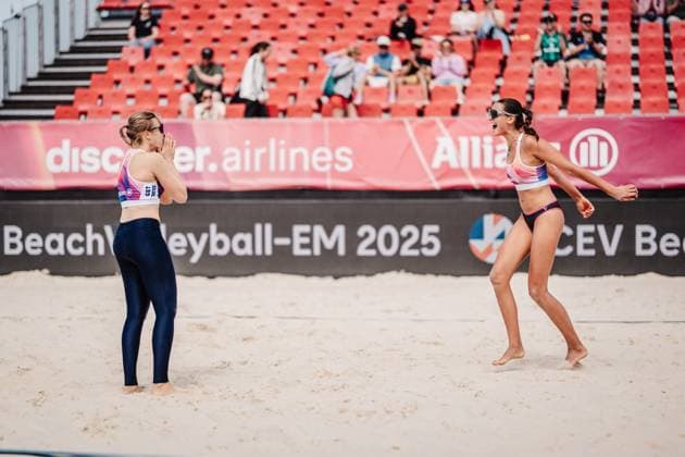 Beachvolleyball Frauen Allianz German Beach Tour 2025 Tourstop Bremen 13.06.2025 v.l. Nina Interwies und Rika Dieckmann freuen sich jubeln nach dem Sieg Bremen Waterfront Bremen Deutschland