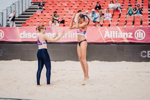 Beachvolleyball Frauen Allianz German Beach Tour 2025 Tourstop Bremen 13.06.2025 v.l. Nina Interwies und Rika Dieckmann freuen sich jubeln nach dem Sieg Bremen Waterfront Bremen Deutschland