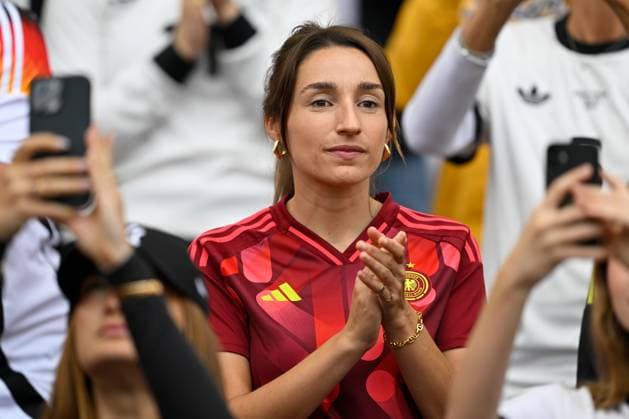 Stuttgart, MHP Arena, 08.06.25, GER, Herren, UEFA NATIONS LEAGUE FINALS 2025, Spiel um Platz 3, Deutschland-Frankreich Bild: Lena WURZENBERGER (Freundin von Trainer Julian NAGELSMANN (Deutschland)) UEFA regulations prohibit any use of photographs as image sequences and or quasi-video. Baden-Wuerttemberg Deutschland *** Stuttgart, MHP Arena, 08 06 25, GER, Men, UEFA NATIONS LEAGUE FINALS 2025, Match for 3rd place, Germany France Picture Lena WURZENBERGER Girlfriend of coach Julian NAGELSMANN Germany UEFA regulations prohibit any use of photographs as image sequences and or quasi video Baden Wuerttemberg Germany
