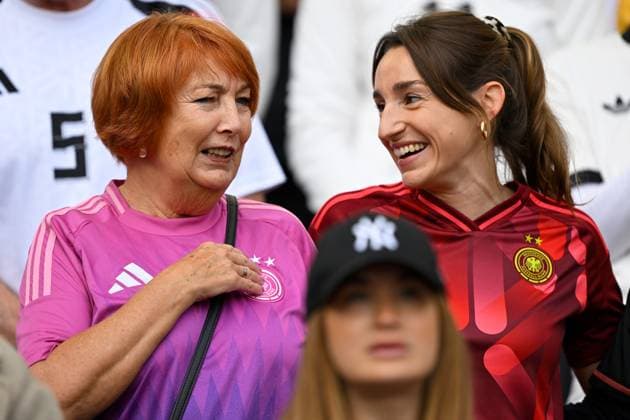 Stuttgart, MHP Arena, 08.06.25, GER, Herren, UEFA NATIONS LEAGUE FINALS 2025, Spiel um Platz 3, Deutschland-Frankreich Bild: Burgi NAGELSMANN (Mutter von Trainer Julian NAGELSMANN (Deutschland)) und Lena WURZENBERGER (Freundin von Trainer Julian NAGELSMANN (Deutschland)) UEFA regulations prohibit any use of photographs as image sequences and or quasi-video. Baden-Wuerttemberg Deutschland *** Stuttgart, MHP Arena, 08 06 25, GER, Men, UEFA NATIONS LEAGUE FINALS 2025, Match for 3rd place, Germany France Picture Burgi NAGELSMANN Mother of coach Julian NAGELSMANN Germany and Lena WURZENBERGER Girlfriend of coach Julian NAGELSMANN Germany UEFA regulations prohibit any use of photographs as image sequences and or quasi video Baden Wuerttemberg Germany