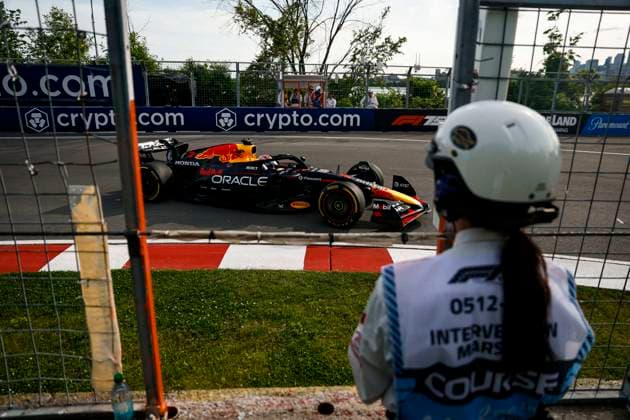 F1 - CANADIAN GRAND PRIX 2025 01 VERSTAPPEN Max (nld), Red Bull Racing RB21, action marshall, commissaire de piste, marshal, marshalls, marshals during the Formula 1 Pirelli Grand Prix du Canada 2025, 10th round of the 2025 FIA Formula One World Championship, WM, Weltmeisterschaft from June 14 to 16, 2025 on the Circuit Gilles Villeneuve, in Montrà al, Canada - Montrà alCanada Copyright: xXavixBonillax