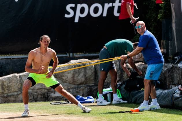 BOSS OPEN ATP250; 14.06.2025 Alexander Zverev (GER) im Training, trainiert, Terraband, Athletiktrainer BOSS OPEN ATP250; Stuttgart, Tennisclub Weissenhof am 14.06.2025 Copyright: xBEAUTIFULxSPORTS Wunderlx