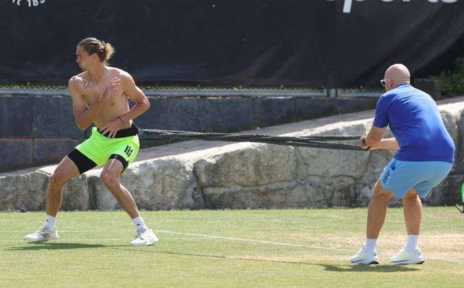 14.06.2025,Boss Open 2025, TC Weissenhof Stuttgart, ATP, Tennis Herren Tour 250 Tennis, im Bild: Alexander Zverev (GER) mit Kondition Trainer