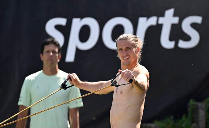 Alexander Zverev (GER) Oberkoerper nackt Aufwaermen Training Bandenwerbung SPORTS Trainer Tennis Herren BOSS Open ATP, Tennis Herren 250 Stuttgart 2025 Weissenhof BOSS Open ATP 250 Stuttgart 2025