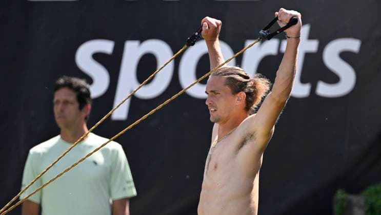 Alexander Zverev (GER) Oberkoerper nackt Aufwaermen Training Bandenwerbung SPORTS Trainer Tennis Herren BOSS Open ATP, Tennis Herren 250 Stuttgart 2025 Weissenhof BOSS Open ATP 250 Stuttgart 2025