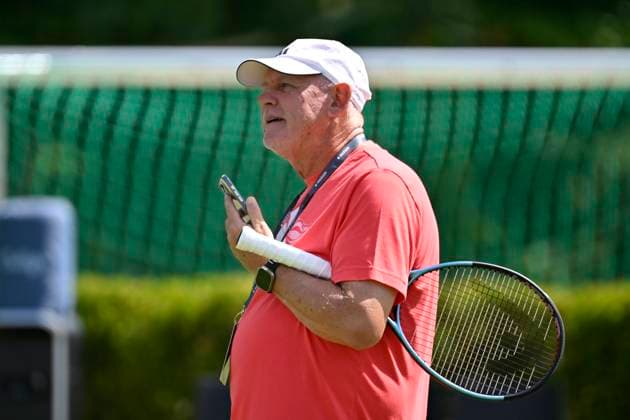 Trainer Alexander Zverev senior am Smartphone Handy Telefon Vater von Alexander Zverev (GER) Tennis Herren BOSS Open ATP, Tennis Herren 250 Stuttgart 2025 Weissenhof BOSS Open ATP 250 Stuttgart 2025
