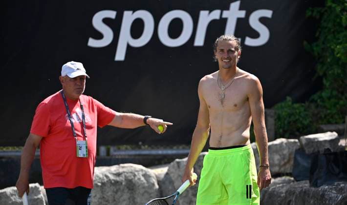 Alexander Zverev (GER) Oberkoerper nackt Aufwaermen Training mit Vater Alexander Zverev senior Gestik Geste Bandenwerbung SPORTS Tennis Herren BOSS Open ATP, Tennis Herren 250 Stuttgart 2025 Weissenhof BOSS Open ATP 250 Stuttgart 2025