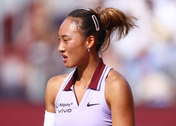 HSBC Tennis Championships, Day Five Queens Club, London, UK - 13 Jun 2025 Qinwen Zheng (CHN) in action during her Quarter Final match against Emma Raducanu (GBR) in the 2025 HSBC Championships at Queens Club London Queens Club London GBR, UK NEWSPAPERS OUT Copyright: xMarkxGreenwoodx
