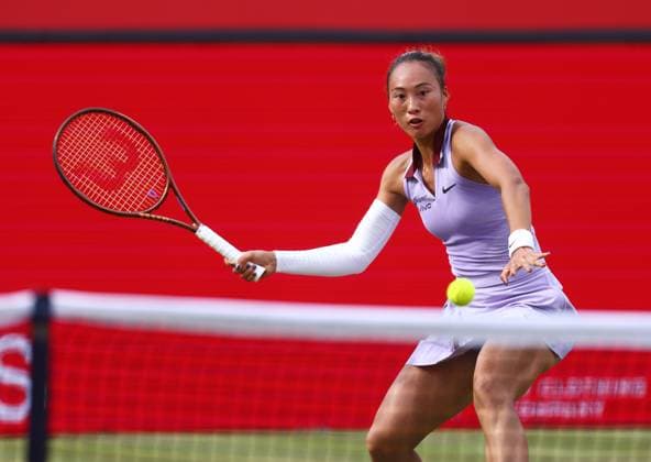 HSBC Tennis Championships, Day Five Queens Club, London, UK - 13 Jun 2025 Qinwen Zheng (CHN) in action during her Quarter Final match against Emma Raducanu (GBR) in the 2025 HSBC Championships at Queens Club London Queens Club London GBR, UK NEWSPAPERS OUT Copyright: xMarkxGreenwoodx