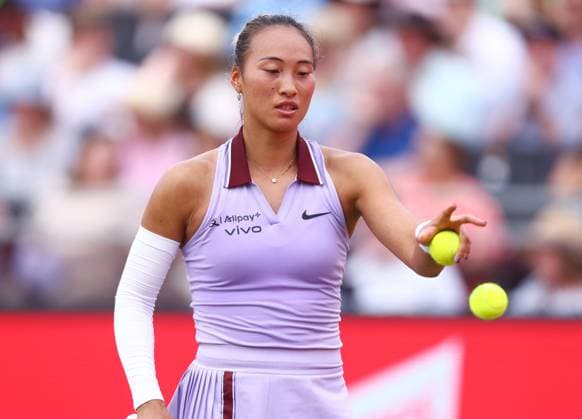 HSBC Tennis Championships, Day Five Queens Club, London, UK - 13 Jun 2025 Qinwen Zheng (CHN) in action during her Quarter Final match against Emma Raducanu (GBR) in the 2025 HSBC Championships at Queens Club London Queens Club London GBR, UK NEWSPAPERS OUT Copyright: xMarkxGreenwoodx