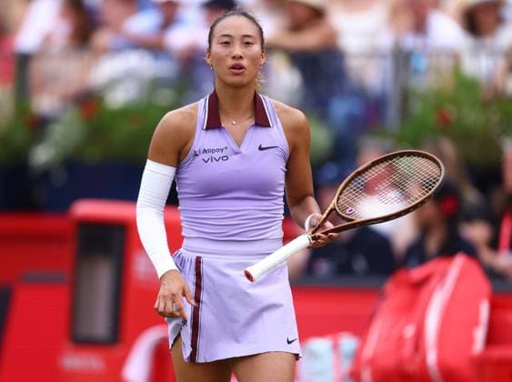 HSBC Tennis Championships, Day Five Queens Club, London, UK - 13 Jun 2025 Qinwen Zheng (CHN) in action during her Quarter Final match against Emma Raducanu (GBR) in the 2025 HSBC Championships at Queens Club London Queens Club London GBR, UK NEWSPAPERS OUT Copyright: xMarkxGreenwoodx