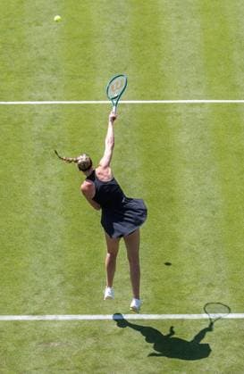 Berlin, 14.06.25, Tennis: ecotrans Ladies Open Berlin im Steffi-Graf-Stadion. Damen, Einzel, Krueger (USA) - Friedsam (Deutschland). Ashlyn Krueger (USA) schlaegt auf. Berlin Tennis Open by HYLO 2025