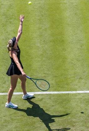 Berlin, 14.06.25, Tennis: ecotrans Ladies Open Berlin im Steffi-Graf-Stadion. Damen, Einzel, Krueger (USA) - Friedsam (Deutschland). Ashlyn Krueger (USA) schlaegt auf. Berlin Tennis Open by HYLO 2025