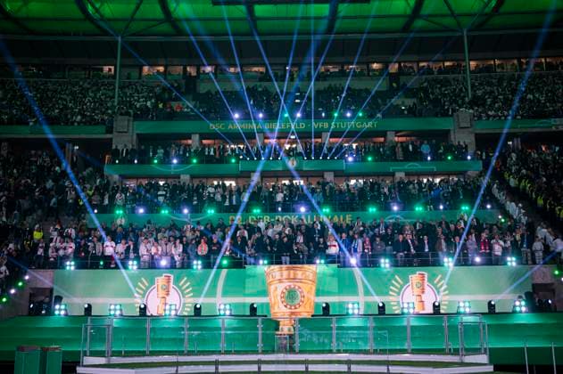 23.05.2025 - Fußball, 2024 2025, DFB-Pokalfinale, DSC Arminia Bielefeld - VfB Stuttgart: Vor der Pokalübergabe, Siegerehrung, DFB-Pokal Trophäe, Lichter, Lichtspiel DFB REGULATIONS PROHIBIT ANY USE OF PHOTOGRAPHS AS IMAGE SEQUENCES AND OR QUASI-VIDEO. Berlin Berlin Deutschland Olympiastadion