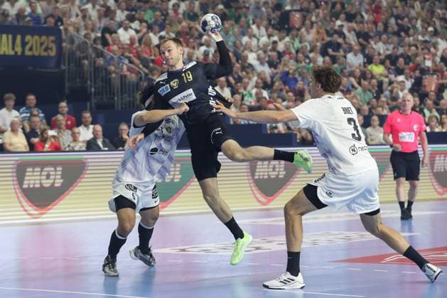 14.06.2025, xtgx, Handball, EHF Champions League Halbfinale 1, Füchse Berlin - HBC Nantes v.l. Mathias Gidsel (Berlin, 19) wirft Tor, Torschuetze, erzielt Tor, Treffer, scores the goal Koeln