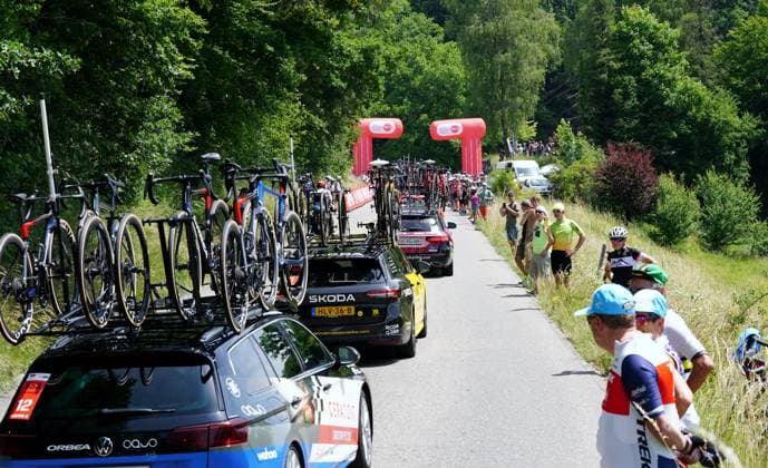 14.06.2025 Schweiz, Tour de Suisse Women 3.Etappe Campus Sursee - Kuessnacht SZ. Bild : Teamwagen beim Bergpreis Boehler AG Aktion