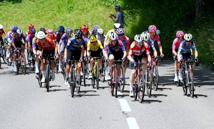14.06.2025 Schweiz, Tour de Suisse Women 3.Etappe Campus Sursee - Kuessnacht SZ. Bild :Das Fahrerfeld im Aufstieg zum Bregpreis Boehler. Vorne die Bergpreisleaderin Marta Lach (Team SD Worx-Protime) Aktion