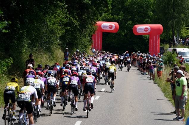 14.06.2025 Schweiz, Tour de Suisse Women 3.Etappe Campus Sursee - Kuessnacht SZ. Bild : Fad Peleton beim Bergpreis Boehler AG Aktion