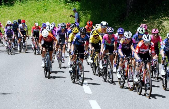 14.06.2025 Schweiz, Tour de Suisse Women 3.Etappe Campus Sursee - Kuessnacht SZ. Bild :Das Fahrerfeld im Aufstieg zum Bregpreis Boehler. Vorne die Bergpreisleaderin Marta Lach (Team SD Worx-Protime) Aktion