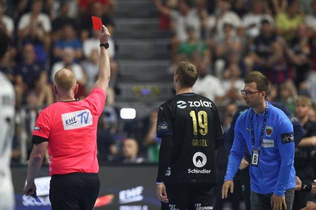 14.06.2025, xtgx, Handball, EHF Champions League Halbfinale 1, Füchse Berlin - HBC Nantes v.l. Mathias Gidsel (Berlin, 19) Rote Karte, Platzverweis, sent off Koeln