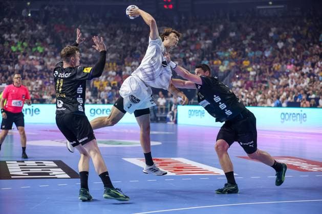 14.06.2025, Handball, Halbfinale TruckScout24 EHF FINAL4, LANXESS arena Köln, Füchse Berlin - HBC Nantes: Thibaud Briet (HBC Nantes FRA 03) gegen Lasse Bredekjaer Andersson (Fuechse Berlin 11) und Mijajlo Marsenic (Fuechse Berlin 93) Nordrhein-Westfalen Deutschland