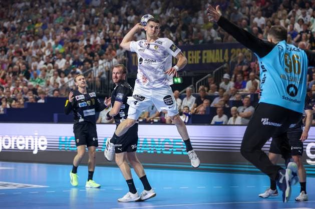14.06.2025, Handball, Halbfinale TruckScout24 EHF FINAL4, LANXESS arena Köln, Füchse Berlin - HBC Nantes: Aymeric Minne (HBC Nantes FRA 04) wirft auf das Tor von Torwart Dejan Milosavljev (Fuechse Berlin 96) Nordrhein-Westfalen Deutschland