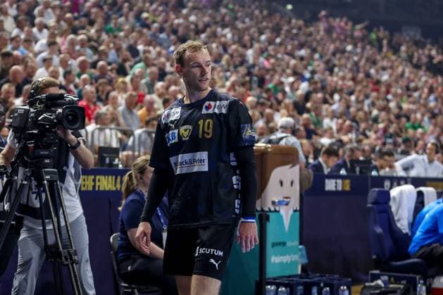 14.06.2025, Handball, Halbfinale TruckScout24 EHF FINAL4, LANXESS arena Köln, Füchse Berlin - HBC Nantes: enttäuschung bei Mathias Gidsel (Fuechse Berlin 19) nach der Roten Karte - Platzverweis Enttäuschung Foulspiel Nordrhein-Westfalen Deutschland