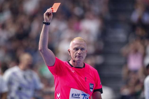 14.06.2025, Handball, Halbfinale TruckScout24 EHF FINAL4, LANXESS arena Köln, Füchse Berlin - HBC Nantes: enttäuschung bei Mathias Gidsel (Fuechse Berlin 19) nach der Roten Karte - Platzverweis Enttäuschung Foulspiel Nordrhein-Westfalen Deutschland