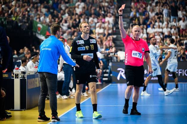 Sport Themen der Woche KW24 Sport Bilder des Tages Koeln, Deutschland: Handball EHF CL Final 4 - Halbfinale - Fuechse Berlin - HBC Nantes rote Karte für Mathias Gidsel (Berlin) Koeln Lanxess Arena Nordrhein-Westfalen Deutschland *** Cologne, Germany Handball EHF CL Final 4 semi-final Fuechse Berlin HBC Nantes red card for Mathias Gidsel Berlin Cologne Lanxess Arena North Rhine-Westphalia Germany