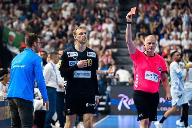 Koeln, Deutschland: Handball EHF CL Final 4 - Halbfinale - Fuechse Berlin - HBC Nantes rote Karte für Mathias Gidsel (Berlin) Koeln Lanxess Arena Nordrhein-Westfalen Deutschland