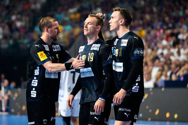 Koeln, Deutschland: Handball EHF CL Final 4 - Halbfinale - Fuechse Berlin - HBC Nantes v.li. Max Darj (Berlin), Mathias Gidsel (Berlin), Lasse Bredekjaer Andersson (Berlin) Koeln Lanxess Arena Nordrhein-Westfalen Deutschland